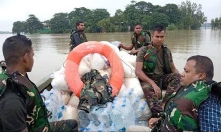 চট্টগ্রামের বন্যা কবলিত এলাকায় সেনাবাহিনীর মানবিক সহায়তা অব্যাহত- খবরের থাম্বনেইল ফটো