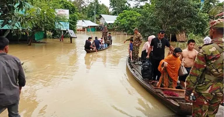 পার্বত্য চট্টগ্রামে বন্যা ও পাহাড়ধস মোকাবিলায় সেনাবাহিনীর উদ্ধার-ত্রাণ কার্যক্রম অব্যাহত- খবরের থাম্বনেইল ফটো