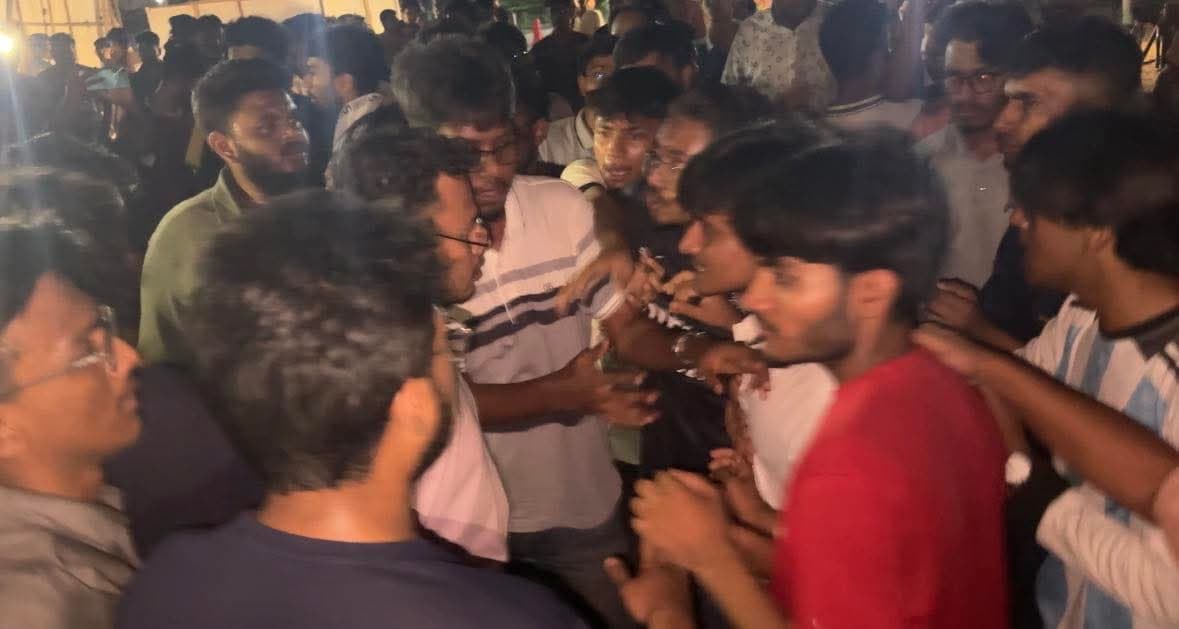 ইবির বাসে কথা কাটাকাটি থেকে দফায় দফায় সংঘর্ষ, আহত ছয়- খবরের থাম্বনেইল ফটো