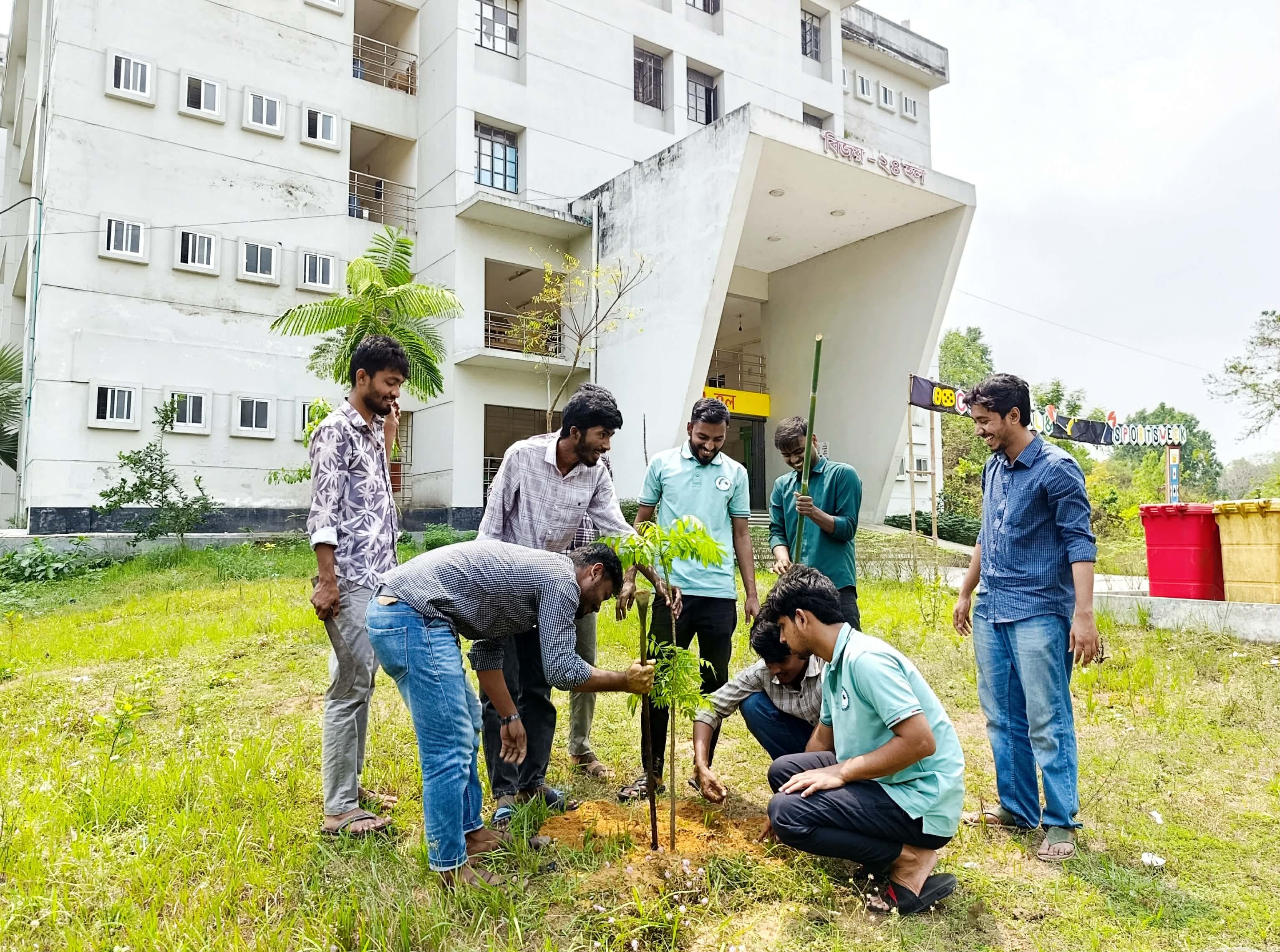 বৃক্ষরোপণের মাধ্যমে পালিত হলো কুবি প্রেস ক্লাবের ৮ম প্রতিষ্ঠাবার্ষিকী- খবরের ইমেজ Image
