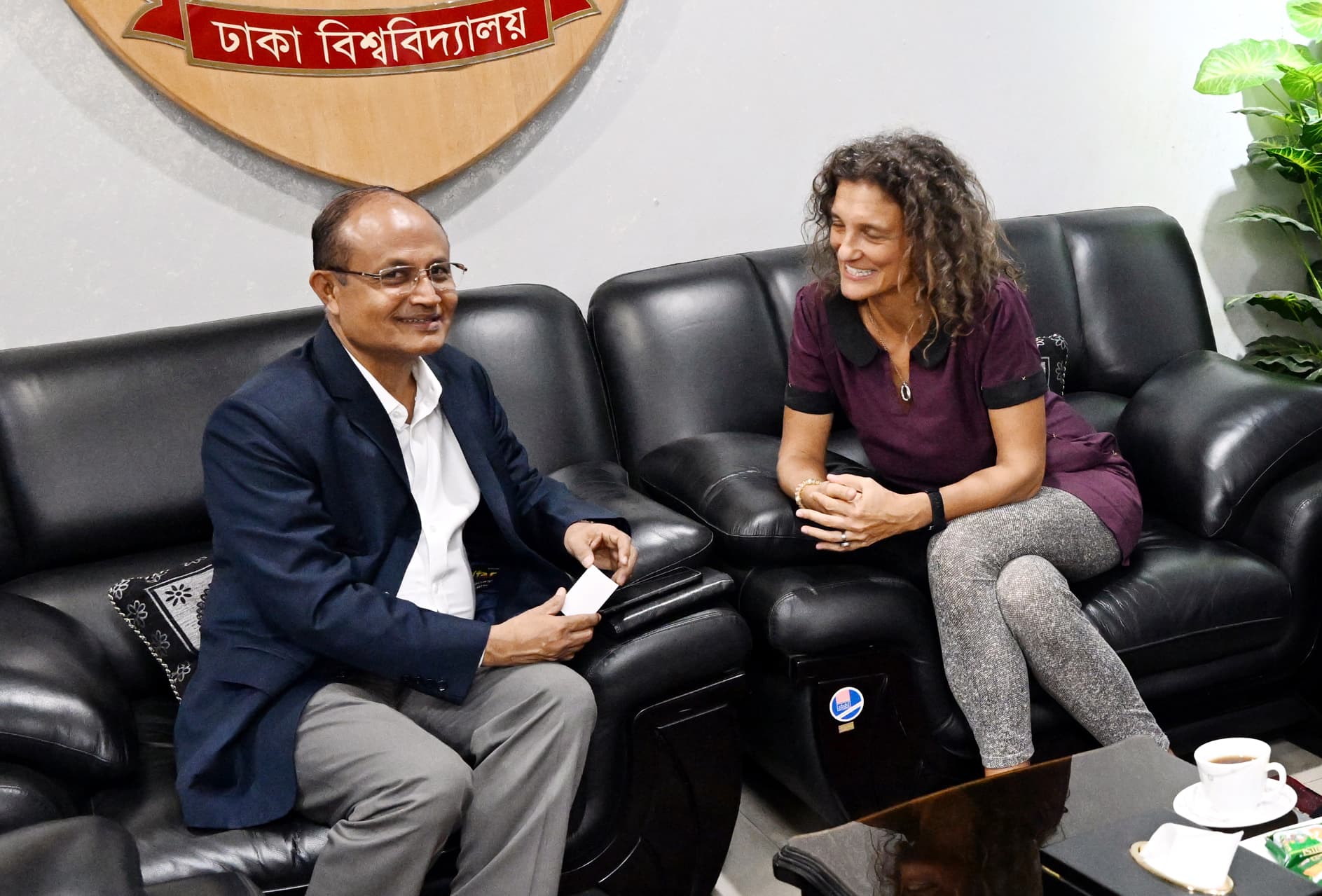 ঢাবি উপাচার্যের সঙ্গে ফরাসি সমুদ্রবিজ্ঞান বিশেষজ্ঞের সৌজন্য সাক্ষাৎ- খবরের থাম্বনেইল ফটো