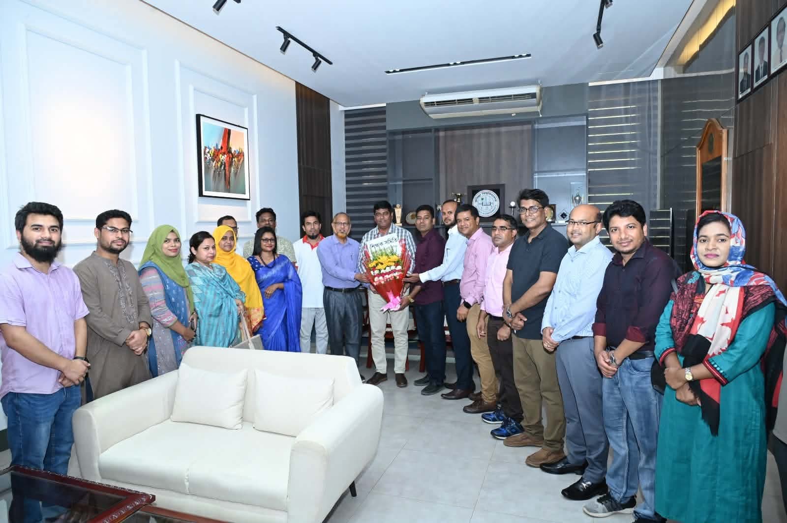 কুবির নবনিযুক্ত উপাচার্যের সঙ্গে শিক্ষক সমিতির সৌজন্য সাক্ষাৎ- খবরের থাম্বনেইল ফটো