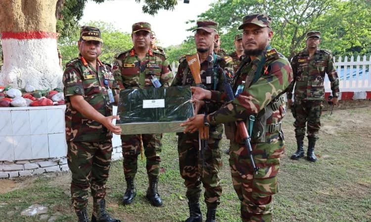 পার্বত্য চট্টগ্রামে সেনা ক্যাম্প পরিদর্শন করেছেন সেনাবাহিনী প্রধান- খবরের থাম্বনেইল ফটো
