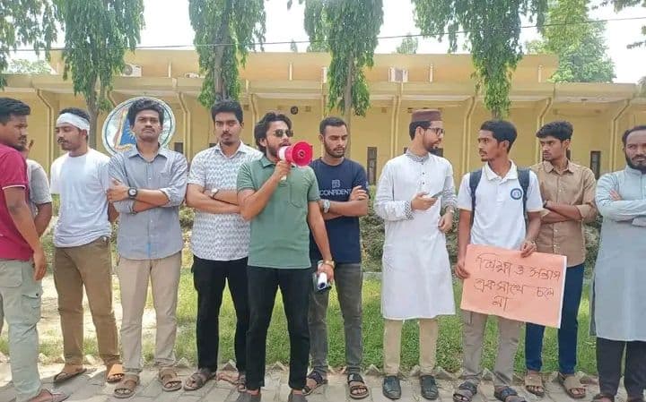 রাবি শিক্ষার্থীকে ছাত্রদল নেতার ছুরিকাঘাত; প্রতিবাদে সংশ্লিষ্ট বিভাগের শিক্ষার্থীদের বিক্ষোভ- খবরের থাম্বনেইল ফটো