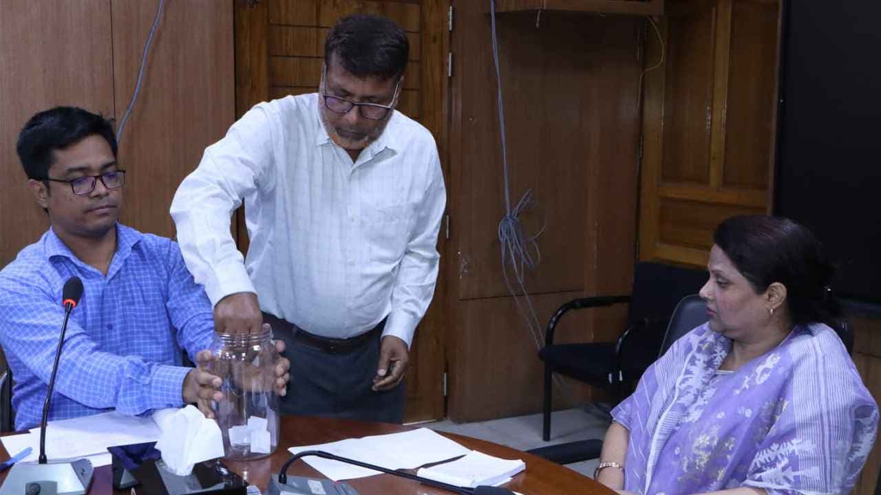 লটারিতে ১২ কানুনগোর পদায়ন, স্বচ্ছতায় জোর ঢাকার ডিসি- খবরের ইমেজ Image