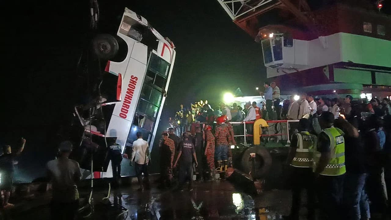 বাসডুবির ঘটনায় মৃতের সংখ্যা বেড়ে ২৩, পরিচয় শনাক্ত ২১- খবরের ইমেজ Image