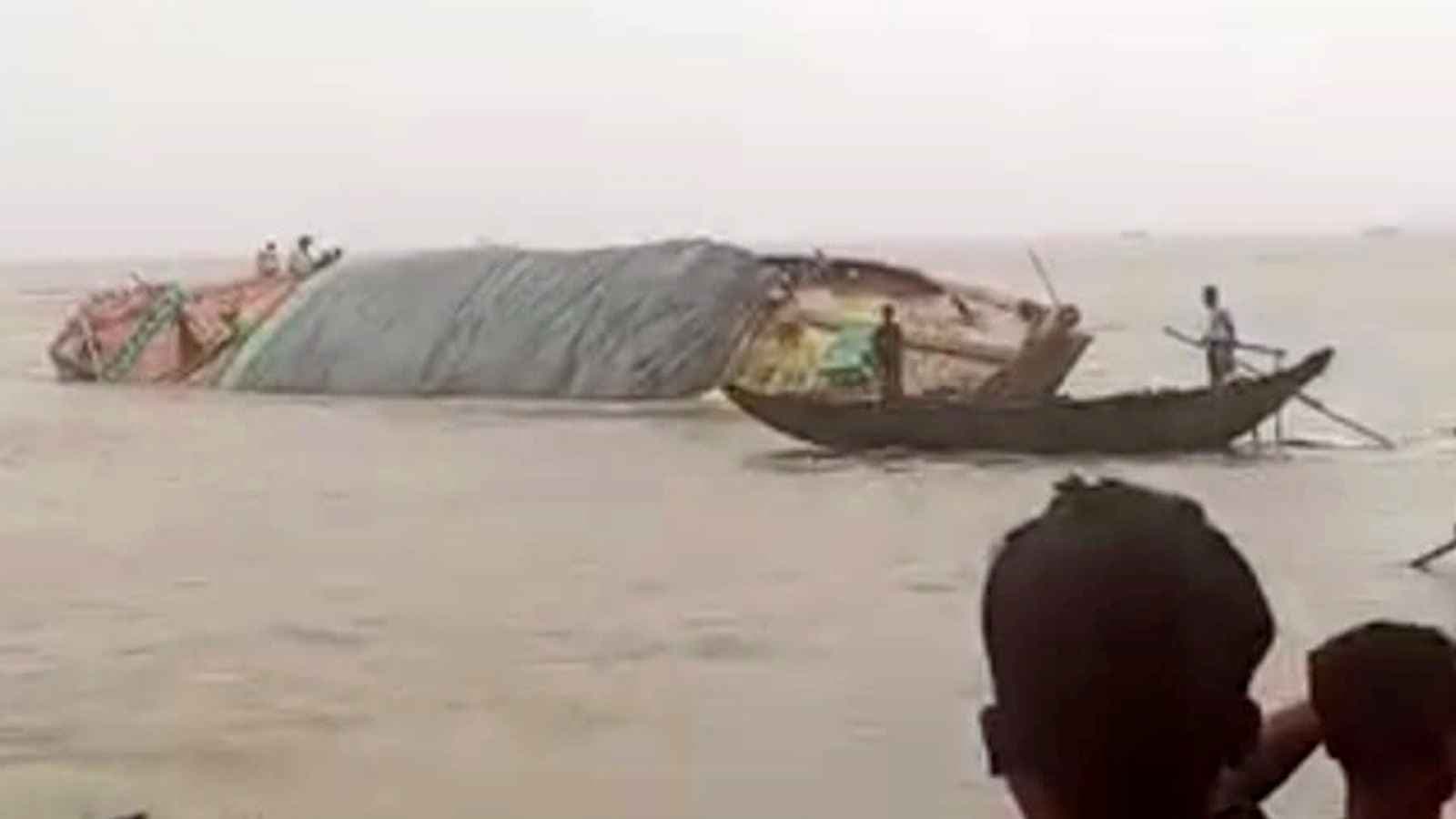 চাঁদপুরের মেঘনায় কার্গোডুবিতে ৫ হাজার বস্তা ধান-চাল পানিতে- খবরের ইমেজ Image