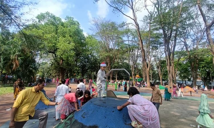 রাজধানীর বিনোদন কেন্দ্রগুলোতে উপচে পড়া ভিড়- খবরের থাম্বনেইল ফটো