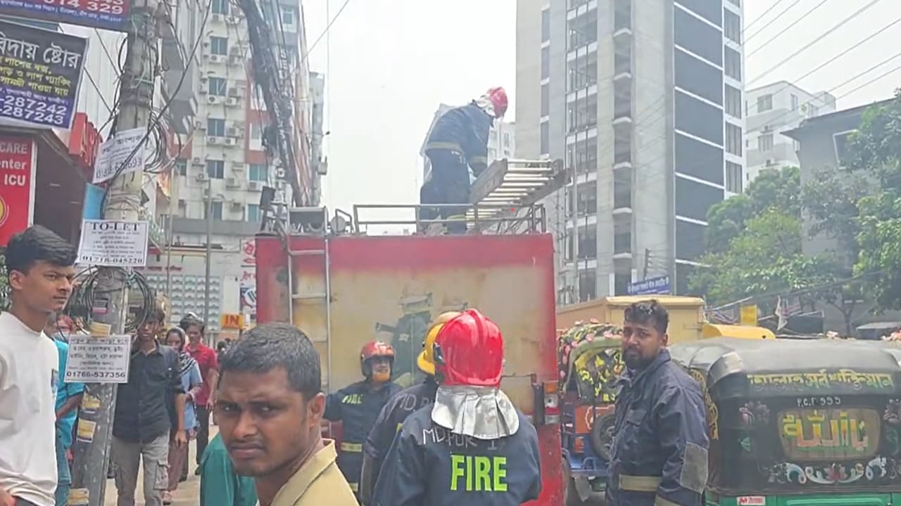 রাজধানীর গ্রিন লাইফ হাসপাতালে আগুন- খবরের ইমেজ Image