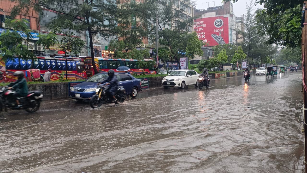 জলাবদ্ধতায় বিপর্যস্ত ঢাকা, হাঁটুপানিতে দুর্ভোগে নগরবাসী- খবরের ইমেজ Image