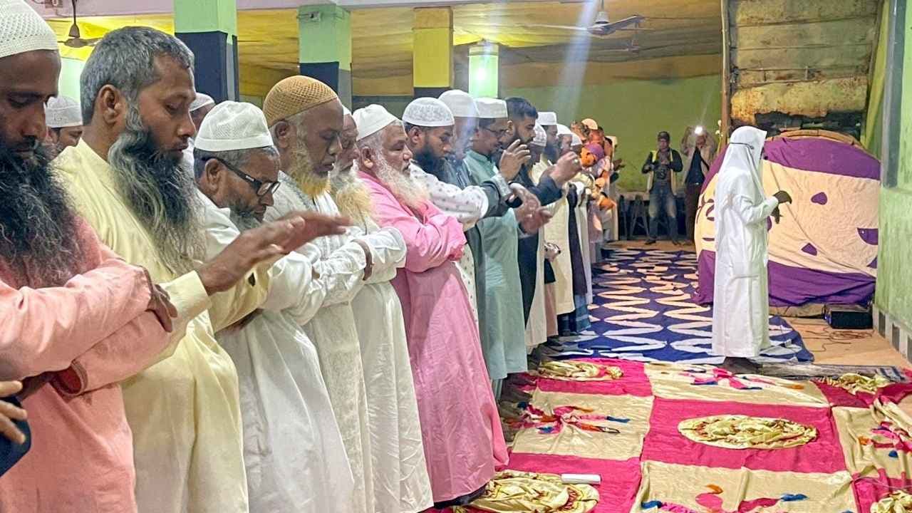সৌদির সঙ্গে মিল রেখে দিনাজপুরে ঈদ উদযাপন- খবরের থাম্বনেইল ফটো