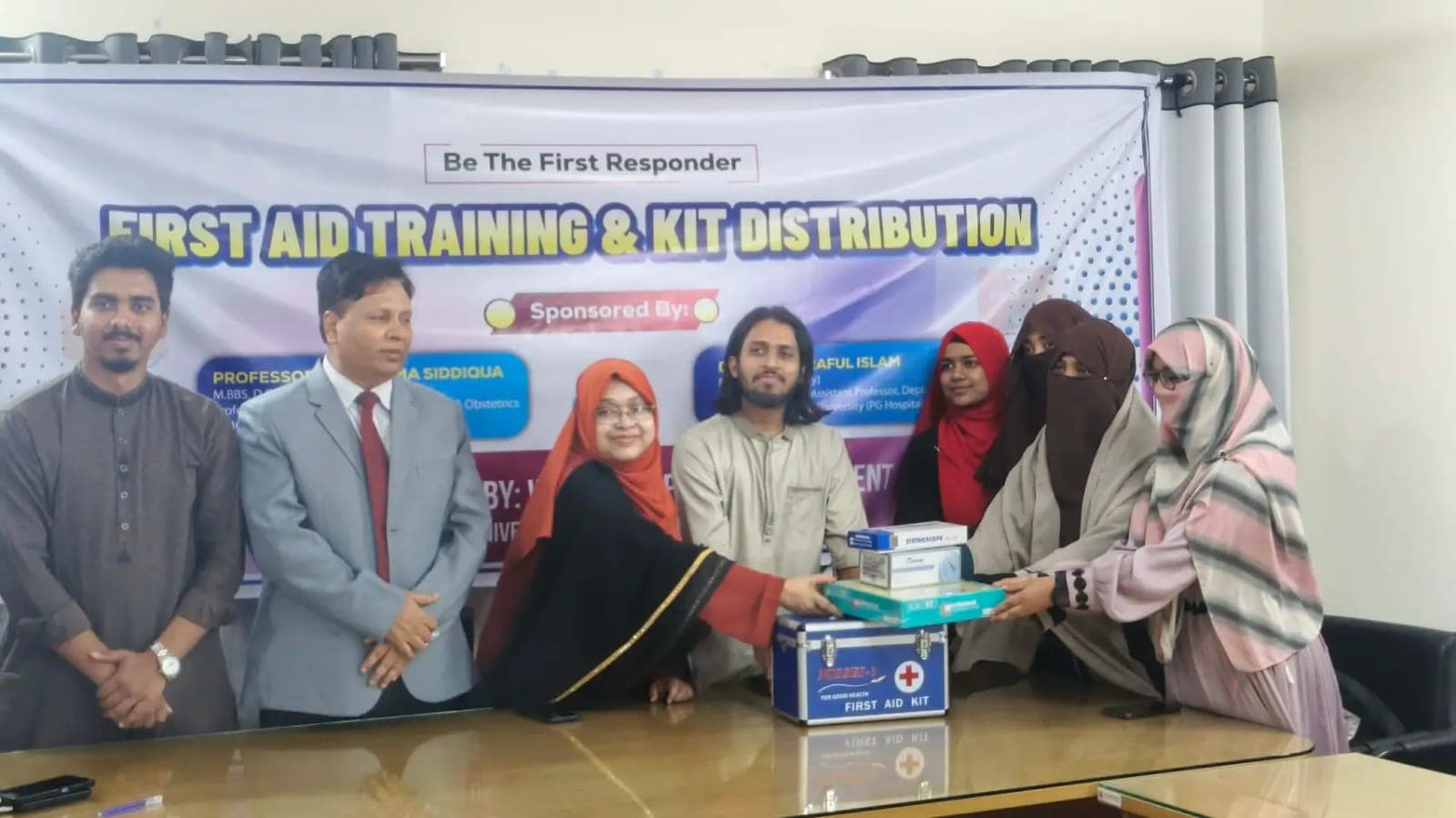 রাকসুর উদ্যোগে ফার্স্ট এইড বক্স বিতরণ- খবরের ইমেজ Image