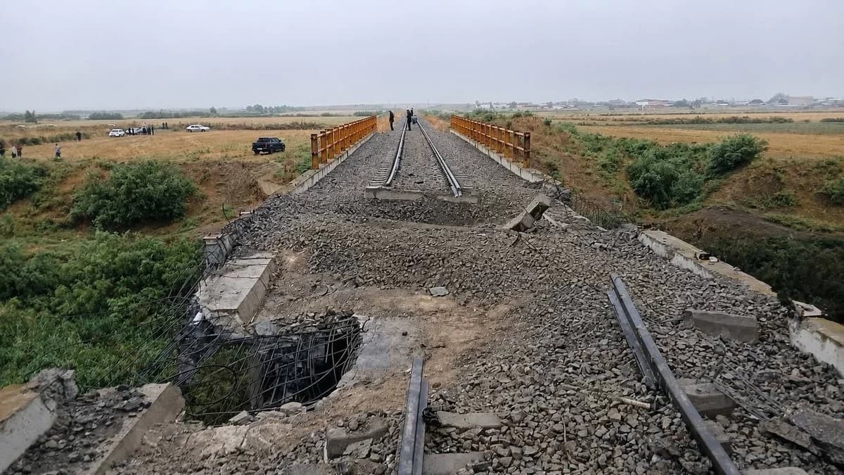 চীন-রাশিয়ার সঙ্গে ইরানকে সংযুক্তকারী রেলসেতু গুড়িয়ে দিল যুক্তরাষ্ট্র- খবরের ইমেজ Image