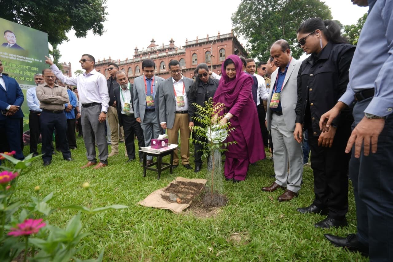 জেডআরএফ-এর বৃক্ষরোপণ কর্মসূচি ও বিজ্ঞান মেলার উদ্বোধন করলেন ডা. জুবাইদা রহমান- খবরের থাম্বনেইল ফটো