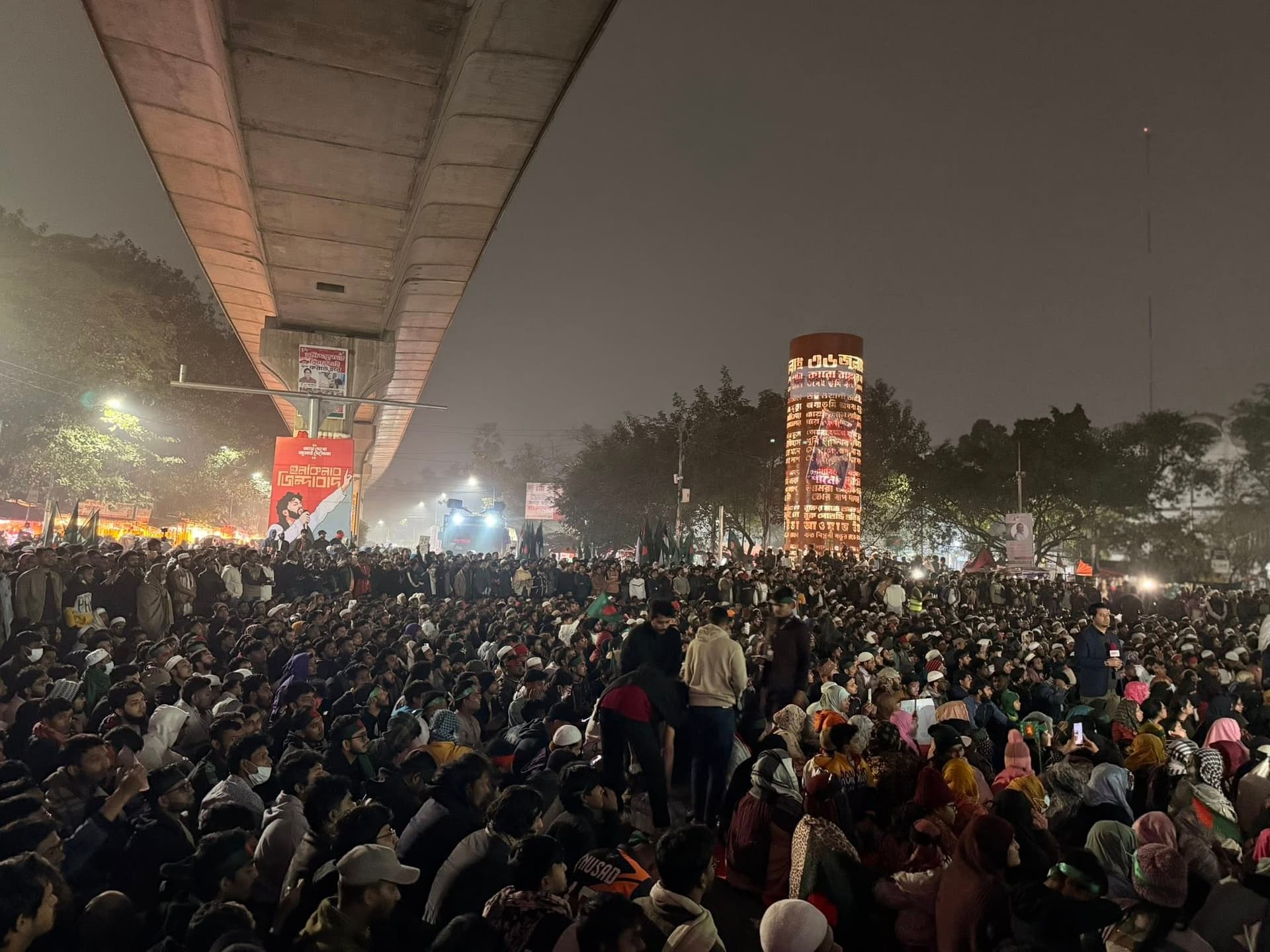 পুলিশি হামলার প্রতিবাদে শাহবাগ অবরোধ ইনকিলাব মঞ্চের, যান চলাচল স্থবির- খবরের থাম্বনেইল ফটো