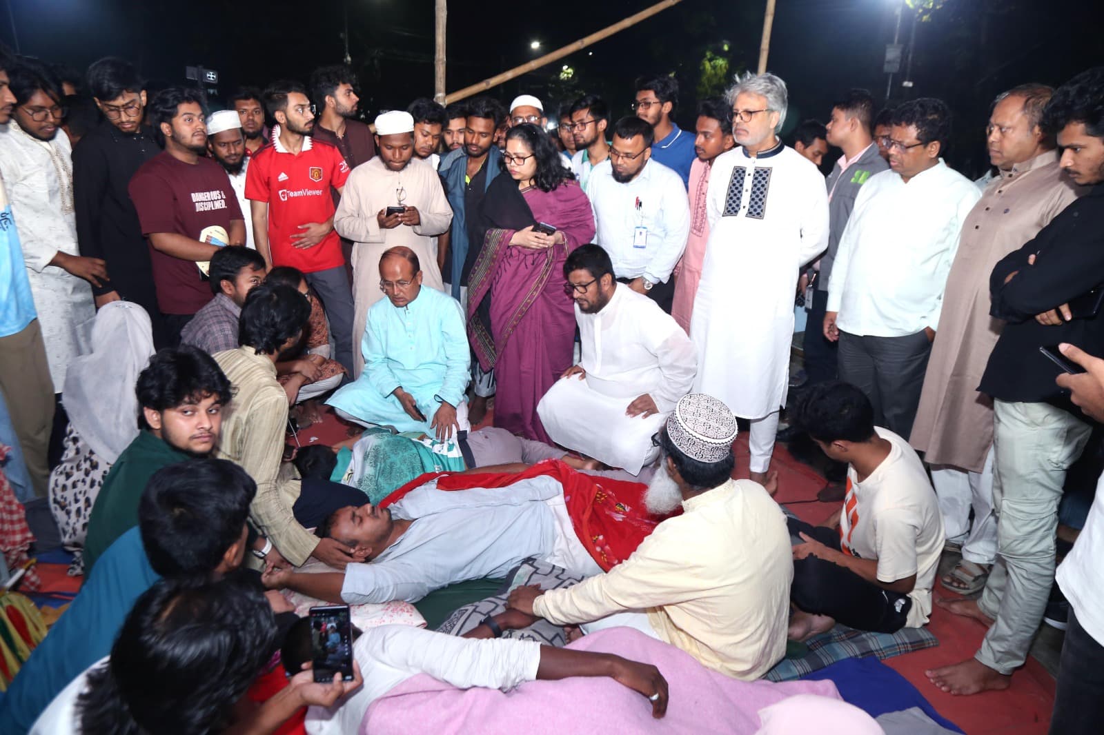 অনশনরত শিক্ষার্থীদের দেখতে গেলেন ঢাবি উপাচার্য- খবরের থাম্বনেইল ফটো