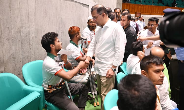 সংসদ অধিবেশনের ফাঁকে দর্শক গ্যালারিতে শহীদ পরিবার ও আহতদের সাথে দেখা করলেন প্রধানমন্ত্রী- খবরের ইমেজ Image