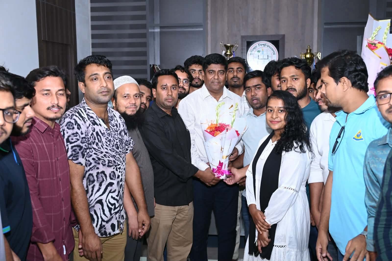 কুবির নবনিযুক্ত উপাচার্যের সঙ্গে ছাত্রদলের শুভেচ্ছা বিনিময়- খবরের থাম্বনেইল ফটো