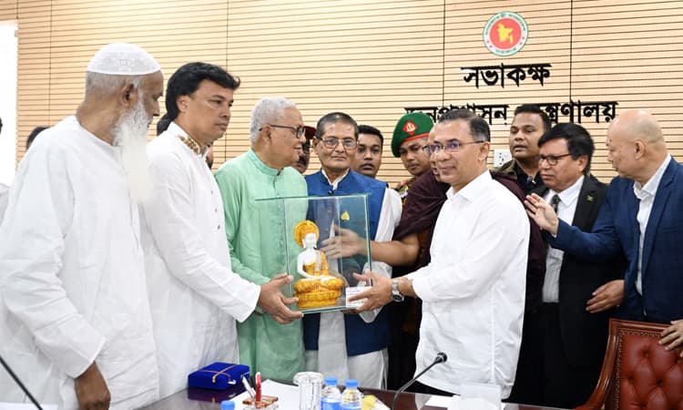 প্রধানমন্ত্রীর সঙ্গে বৌদ্ধ সম্প্রদায়ের নেতৃবৃন্দের শুভেচ্ছা বিনিময়- খবরের থাম্বনেইল ফটো