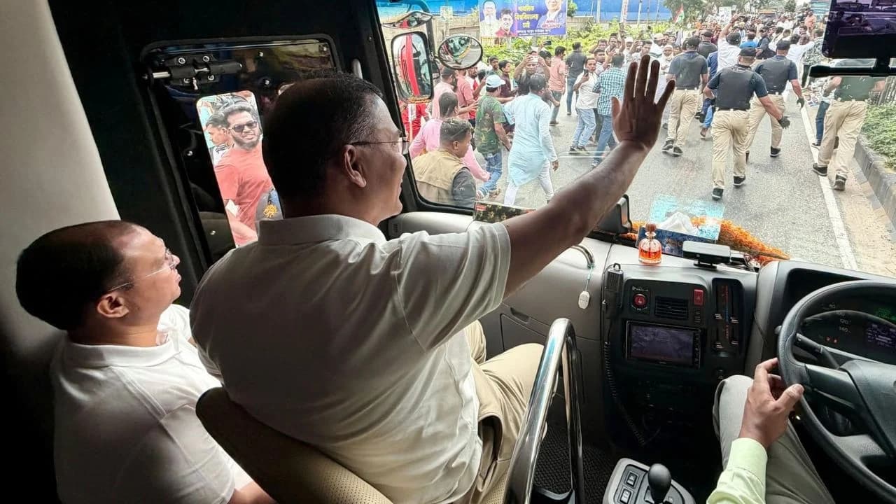 কুমিল্লায় তারেক রহমান, উচ্ছ্বসিত নেতাকর্মীরা- খবরের ইমেজ Image