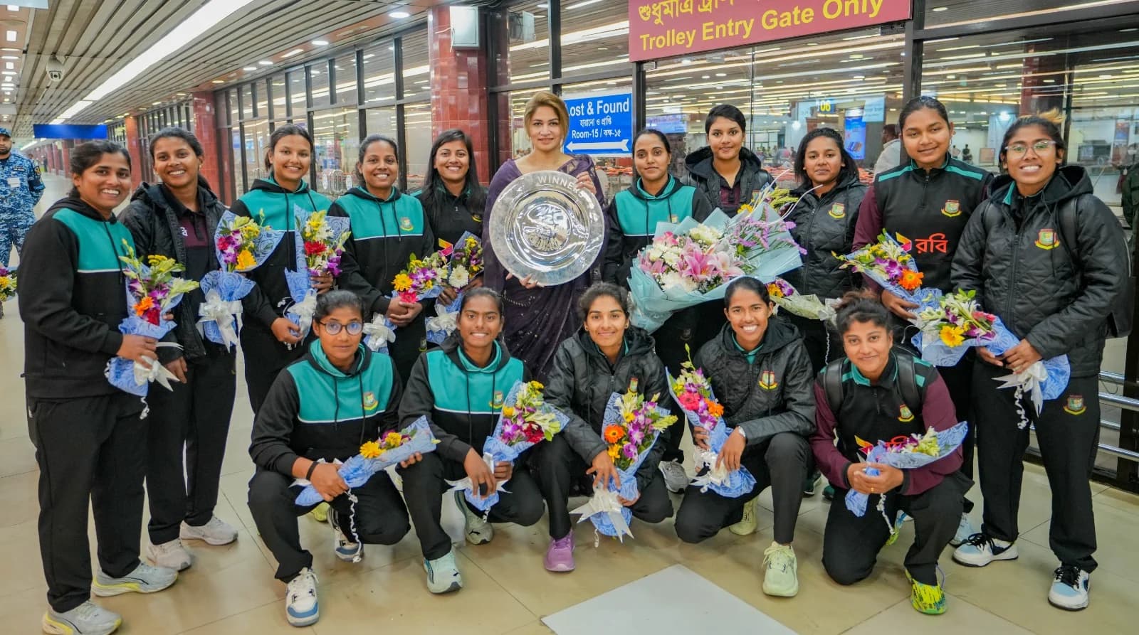 অপরাজিত চ্যাম্পিয়ন হয়ে দেশে ফিরল বাংলাদেশ নারী ক্রিকেট দল- খবরের থাম্বনেইল ফটো