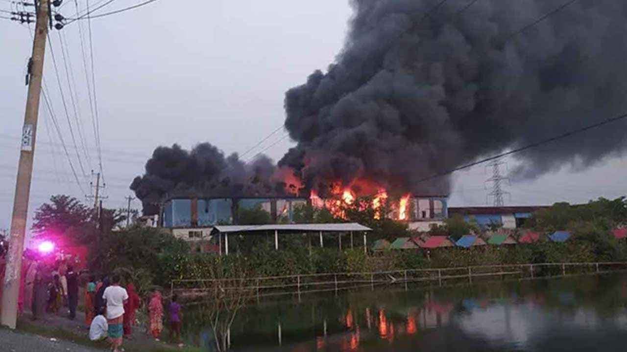গ্যাস লাইটার কারখানায় আগুন, ৪ মরদেহ উদ্ধার- খবরের ইমেজ Image