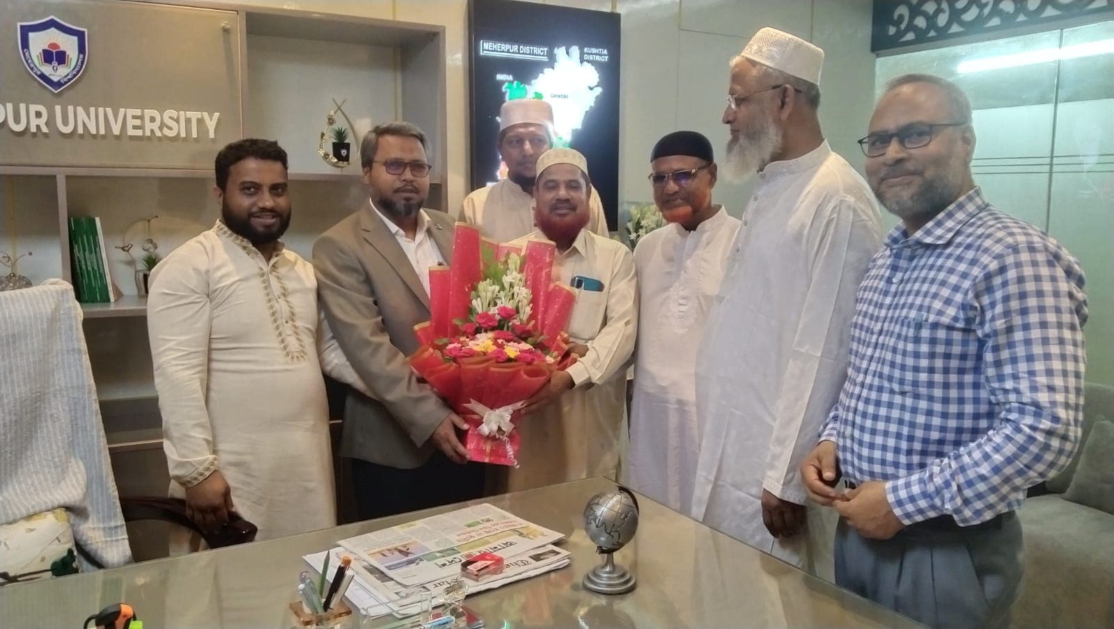 মেহেরপুর বিশ্ববিদ্যালয়ের নবাগত ভিসিকে ফুলেল শুভেচ্ছা- খবরের ইমেজ Image