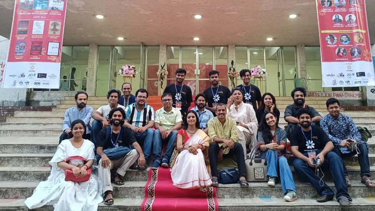 প্রথমবারের মতো তিন দিনব্যাপী চলচ্চিত্র উৎসবে মাটি ও মানুষের গল্পে মুখর জাবি ক্যাম্পাস- খবরের থাম্বনেইল ফটো