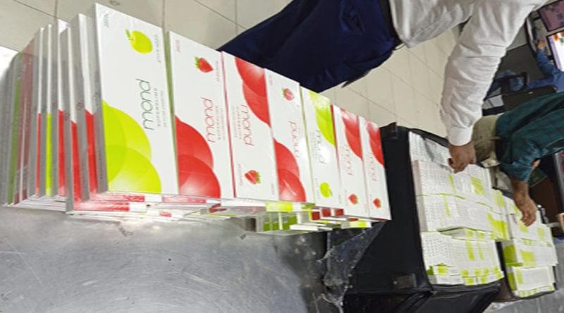 বিমানবন্দরে লক্ষ টাকার বিদেশি সিগারেট জব্দ- খবরের ইমেজ Image