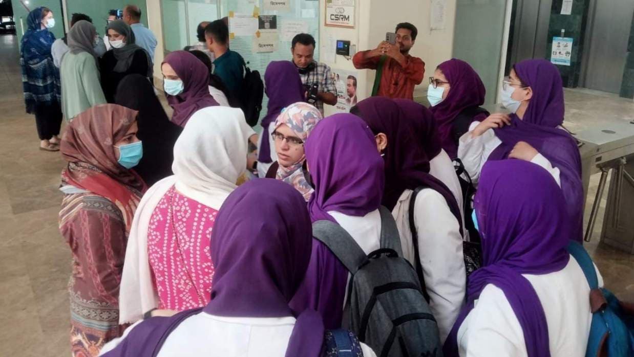 স্বাস্থ্য অধিদপ্তরে গিয়ে নিরাশ হয়ে ফিরলেন আদ্-দ্বীনের বিদেশি শিক্ষার্থীরা, বসতে রাজি নয় কেউ- খবরের ইমেজ Image