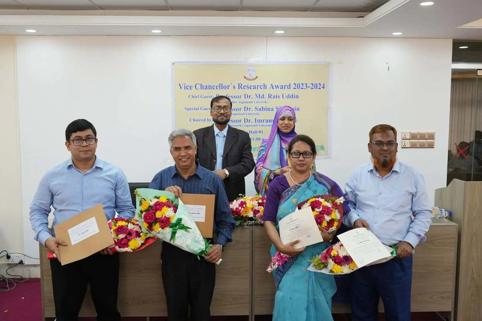 জবিতে চার শিক্ষক পেলেন ভাইস চ্যান্সেলর গবেষণা পুরস্কার- খবরের ইমেজ Image