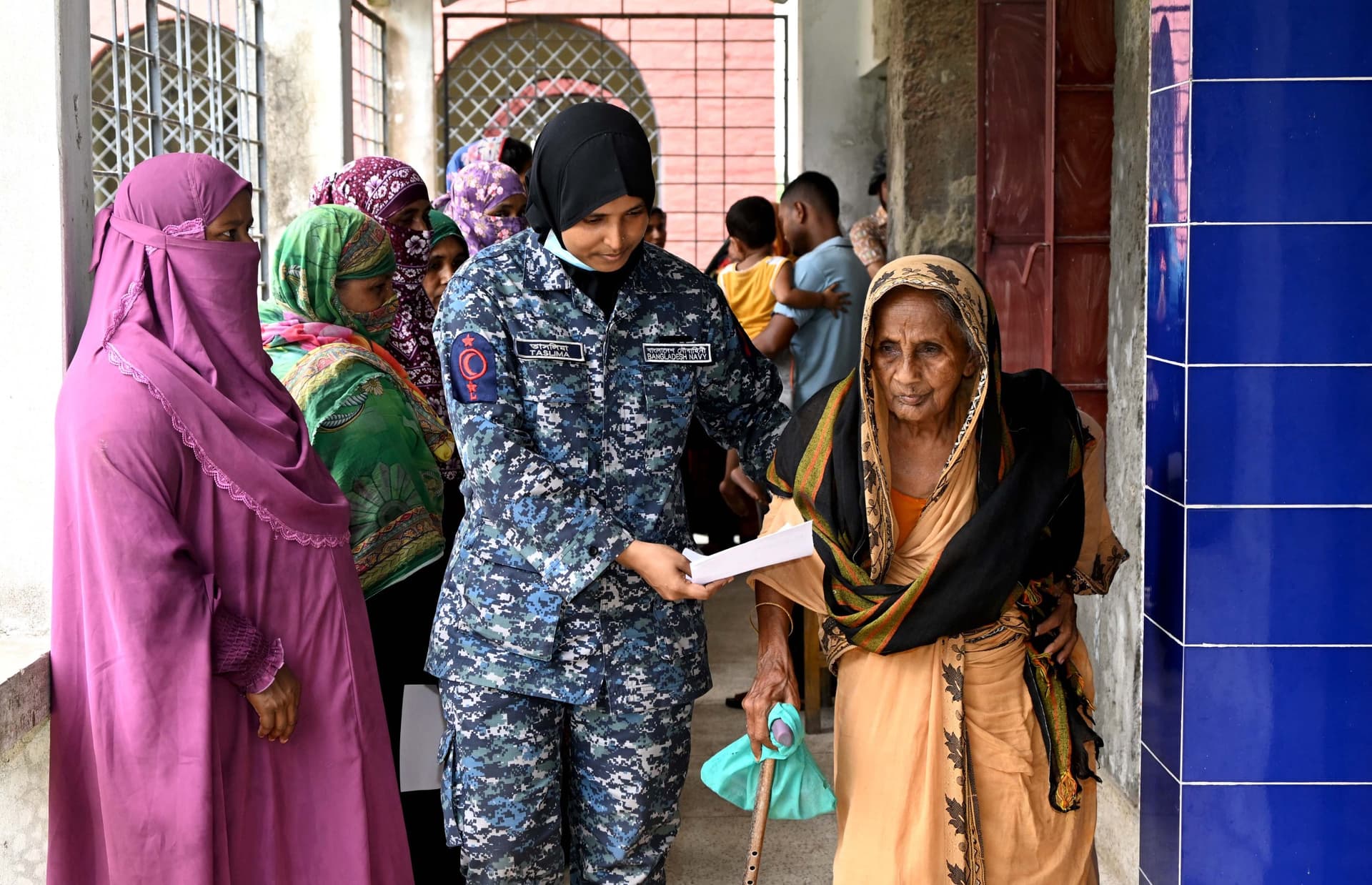 কয়রায় নৌবাহিনীর বিনামূল্যে চিকিৎসা সেবা প্রদান- খবরের থাম্বনেইল ফটো