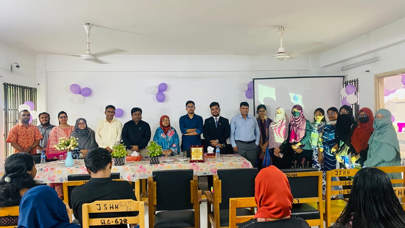 চবিতে নারী শিক্ষার্থীদের দক্ষতা উন্নয়নে ‘বিজয় ২৪ হল’ ও CSTPD-এর কর্মশালা- খবরের ইমেজ Image