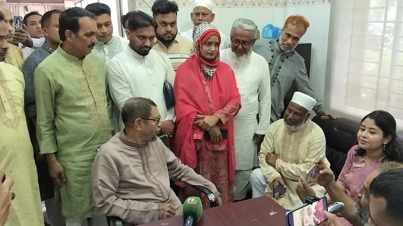 আকস্মিক পরিদর্শনে কাপাসিয়া স্বাস্থ্য কমপ্লেক্সে স্বাস্থ্যমন্ত্রী- খবরের ইমেজ Image