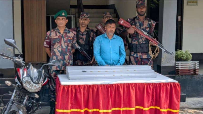 গদখালীতে ২ কোটি ২২ লাখ টাকার সোনার বারসহ চোরাকারবারী আটক- খবরের ইমেজ Image