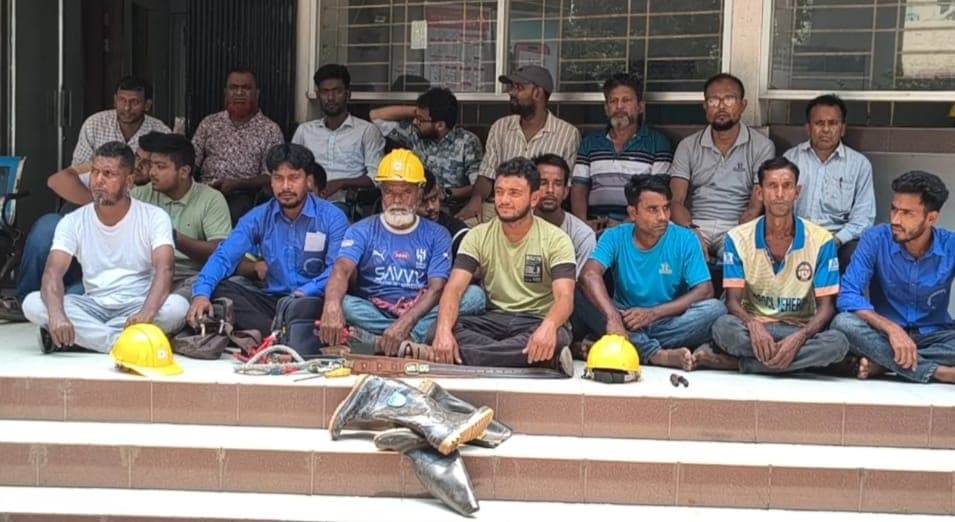মেহেরপুরে বিদ্যুৎ বিভাগের কর্মকর্তা-কর্মচারীদের অর্ধদিবস কর্মবিরতি- খবরের থাম্বনেইল ফটো