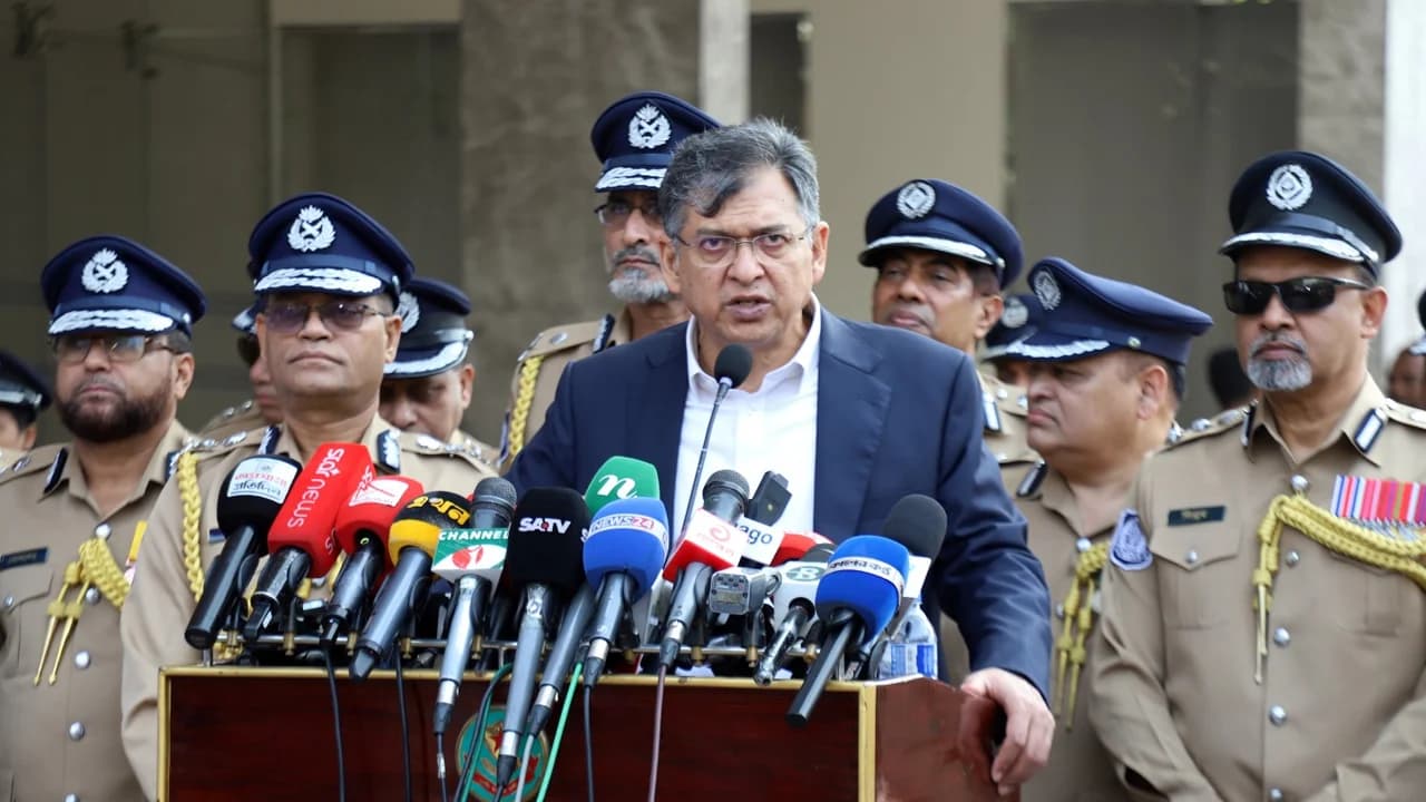 হাদী হত্যা মামলার আসামিদের ফেরত দিতে ভারতকে চিঠি পাঠানো হয়েছে: স্বরাষ্ট্রমন্ত্রী- খবরের থাম্বনেইল ফটো