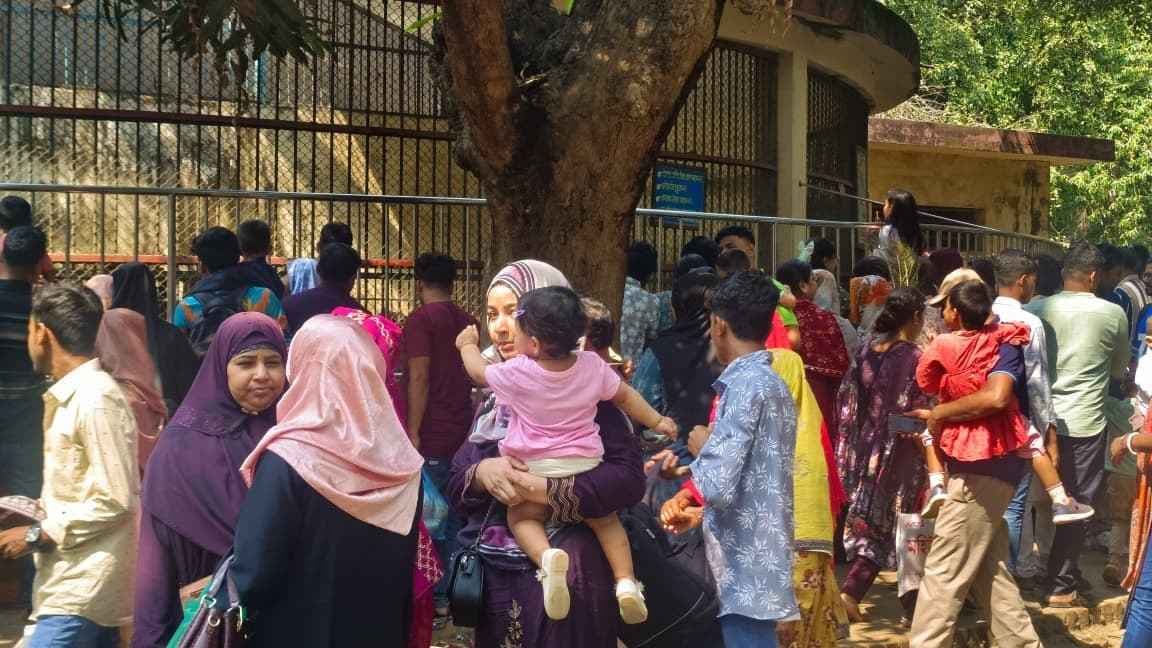 ছুটির শেষ দিনেও চিড়িয়াখানায় দর্শনার্থীদের উপচে পড়া ভিড়- খবরের ইমেজ Image