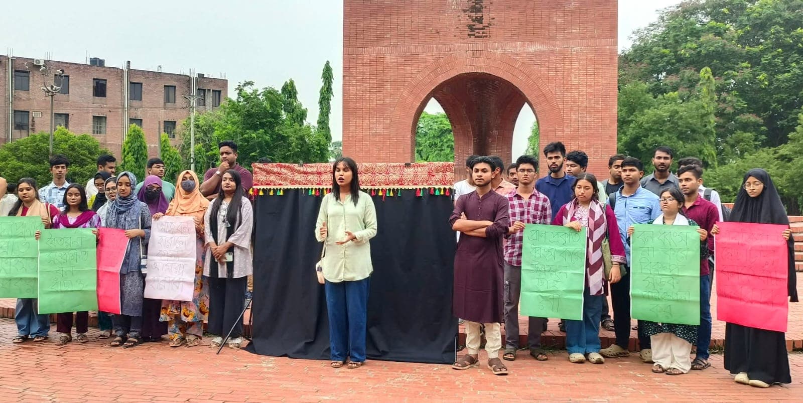 মধুশিয়া গর্জন বনে সড়ক নির্মাণ বন্ধের দাবিতে জাবিতে মানববন্ধন- খবরের ইমেজ Image