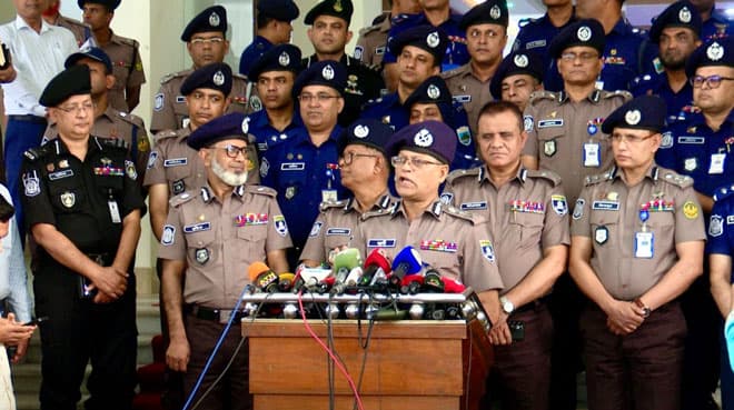 ৫ আগস্টের আগে ও পরে পুলিশ হত্যার ঘটনায় আইন অনুযায়ী ব্যবস্থা হবে: আইজিপি- খবরের থাম্বনেইল ফটো