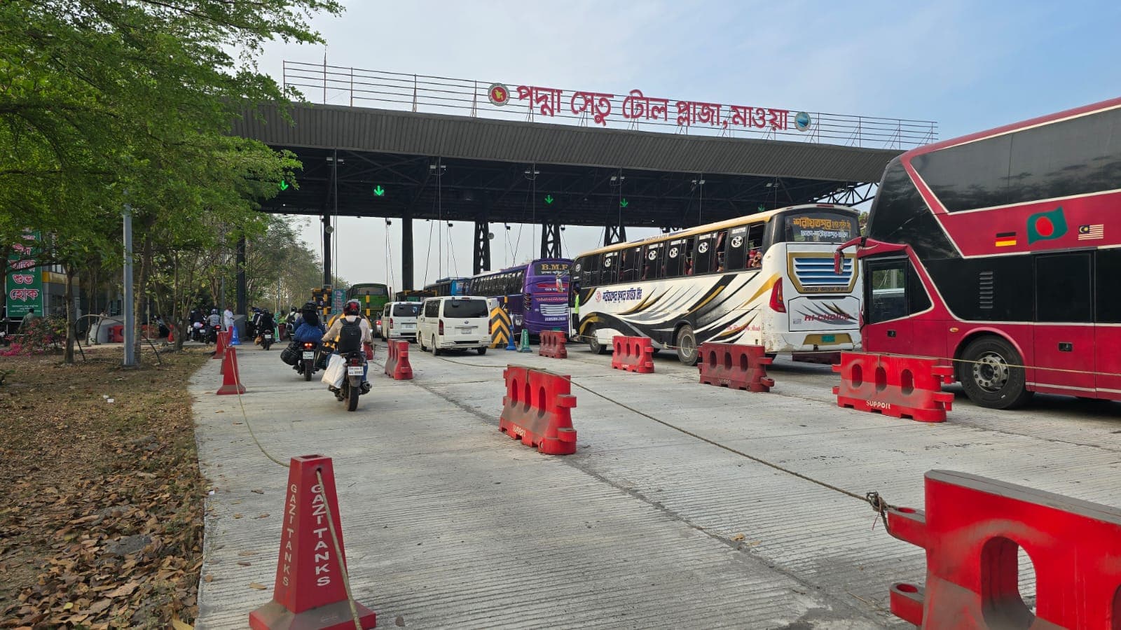 পদ্মা সেতু দিয়ে স্বস্তিতে দক্ষিণাঞ্চলের যাত্রীরা ঘরে ফিরছেন- খবরের থাম্বনেইল ফটো