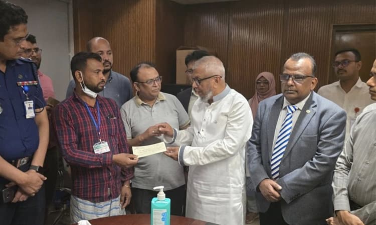 কেরানীগঞ্জে অগ্নিকাণ্ডে আহত শ্রমিকদের ১ লাখ টাকা আর্থিক সহায়তা প্রদান সরকারের- খবরের থাম্বনেইল ফটো