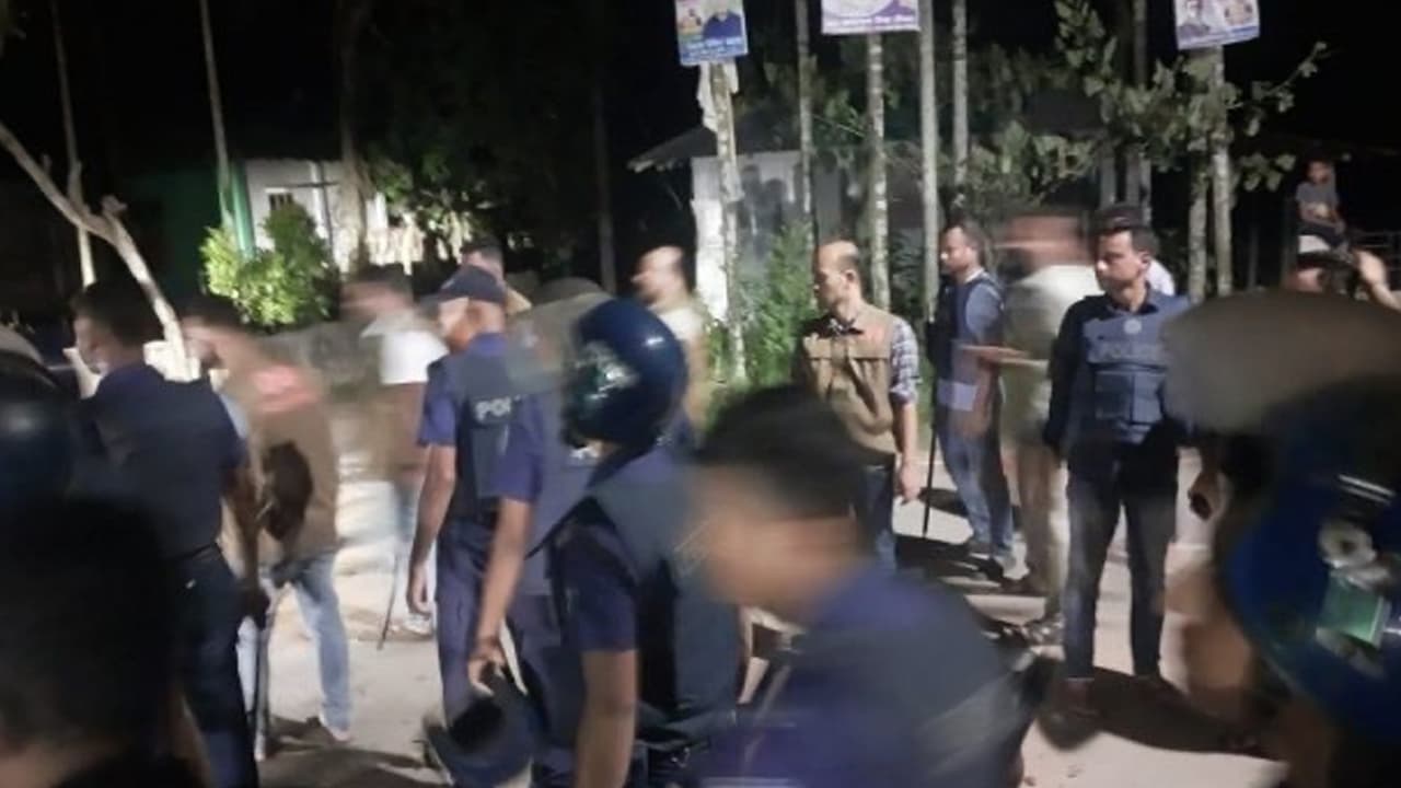 মাইকে ঘোষণা দিয়ে ছাত্রদল নেতাদের ওপর ‘আ.লীগের’ হামলা, আহত ১৮- খবরের ইমেজ Image