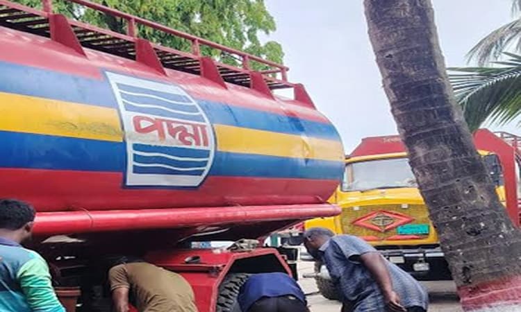 খুলনায় ট্যাংক লরি থেকে তেল চুরির সময় আটক ৫- খবরের থাম্বনেইল ফটো