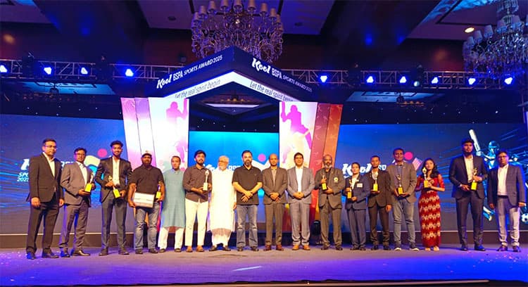 বর্ষসেরা ক্রীড়াবিদ ও পপুলার চয়েজসহ ফুটবলার হামজা চৌধুরীর ত্রিমুকুট- খবরের থাম্বনেইল ফটো