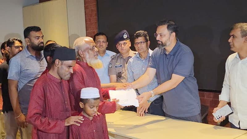 ব্রাহ্মণবাড়িয়ার দৃষ্টি প্রতিবন্ধী পরিবারকে অর্থ সহায়তা দিলেন ক্রীড়া প্রতিমন্ত্রী- খবরের ইমেজ Image