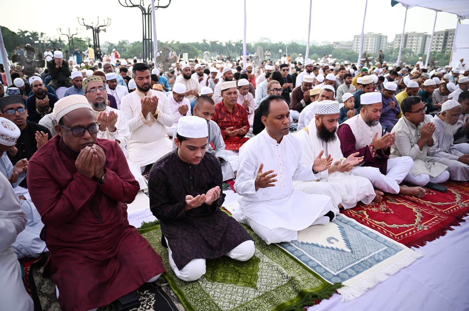 সংসদ ভবনের দক্ষিণ প্লাজায় পবিত্র ঈদুল আযহার জামাত অনুষ্ঠিত- খবরের ইমেজ Image