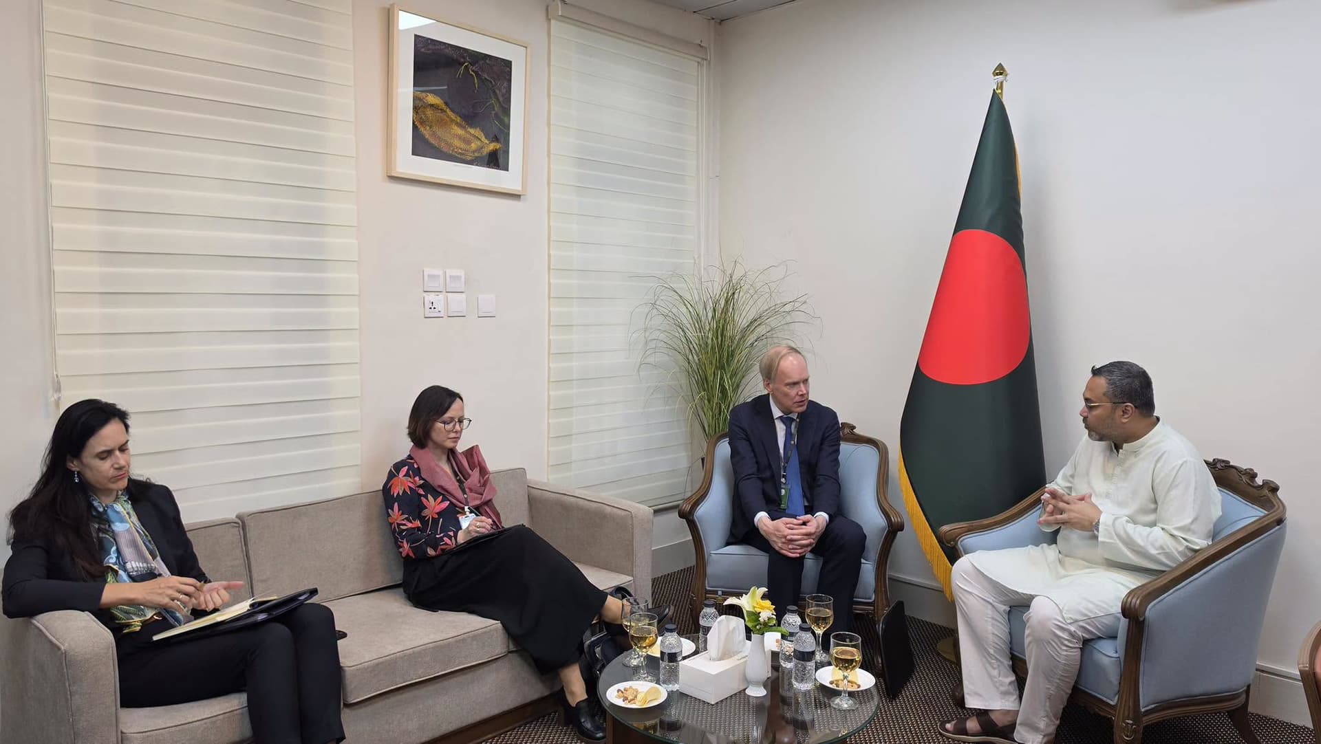 ইইউ ও এসিইউ প্রতিনিধিদলের সঙ্গে প্রধানমন্ত্রীর উপদেষ্টা মাহদী আমিনের বৈঠক- খবরের থাম্বনেইল ফটো