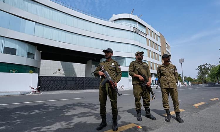 পাকিস্তানে পুলিশের গুলিতে অস্ট্রেলীয় শিশুসহ হতাহত ৩- খবরের থাম্বনেইল ফটো