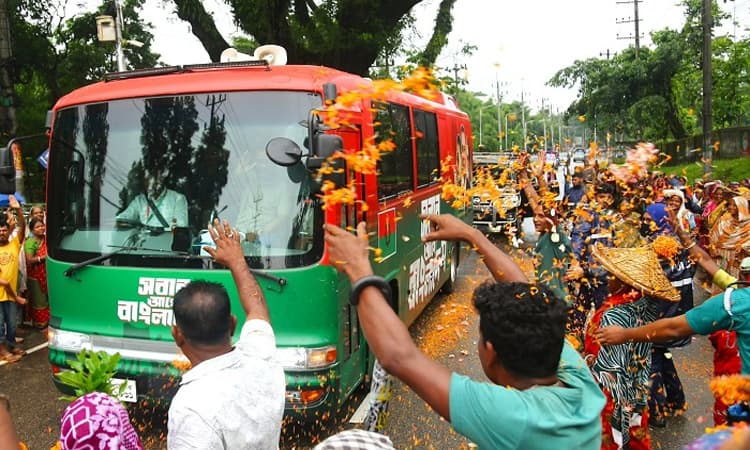 সিলেটে ফুলের পাপড়িতে প্রধানমন্ত্রীকে স্বাগত জানালেন চা শ্রমিকরা- খবরের ইমেজ Image